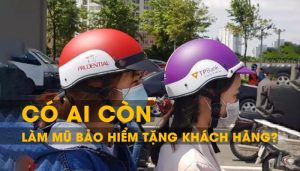 Có-ai-còn-làm-mũ-bảo-hiểm-tặng-khách-hàng